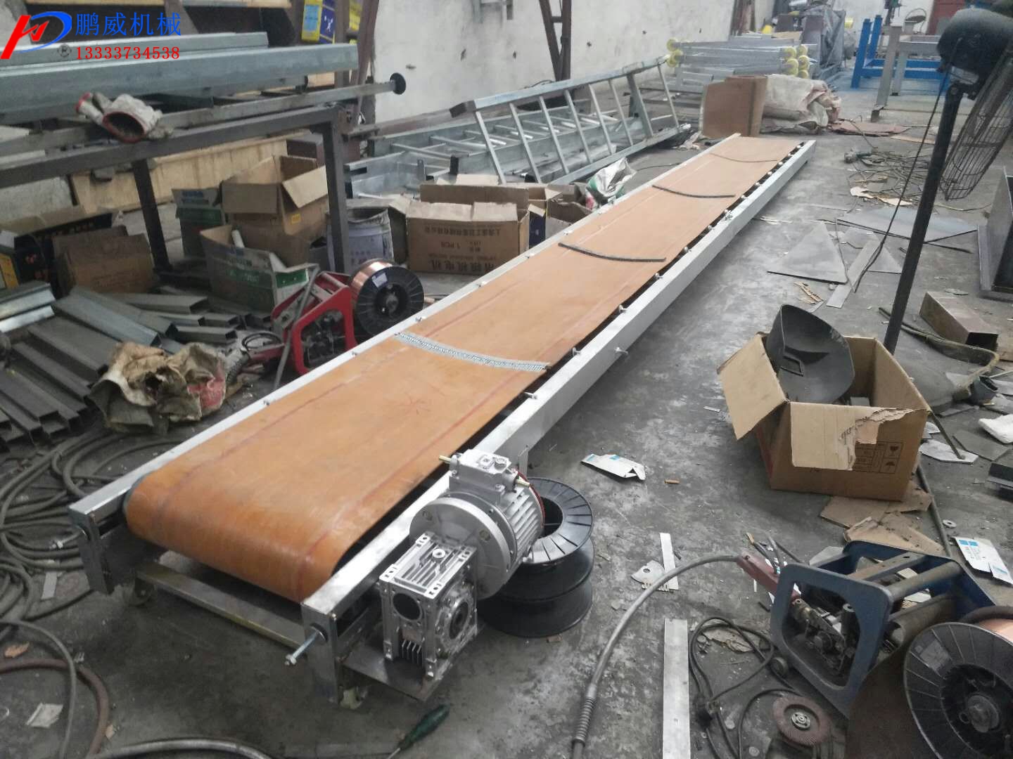 大型礦山沙石皮帶輸送機(jī) 大型礦山沙石皮帶輸送機(jī)